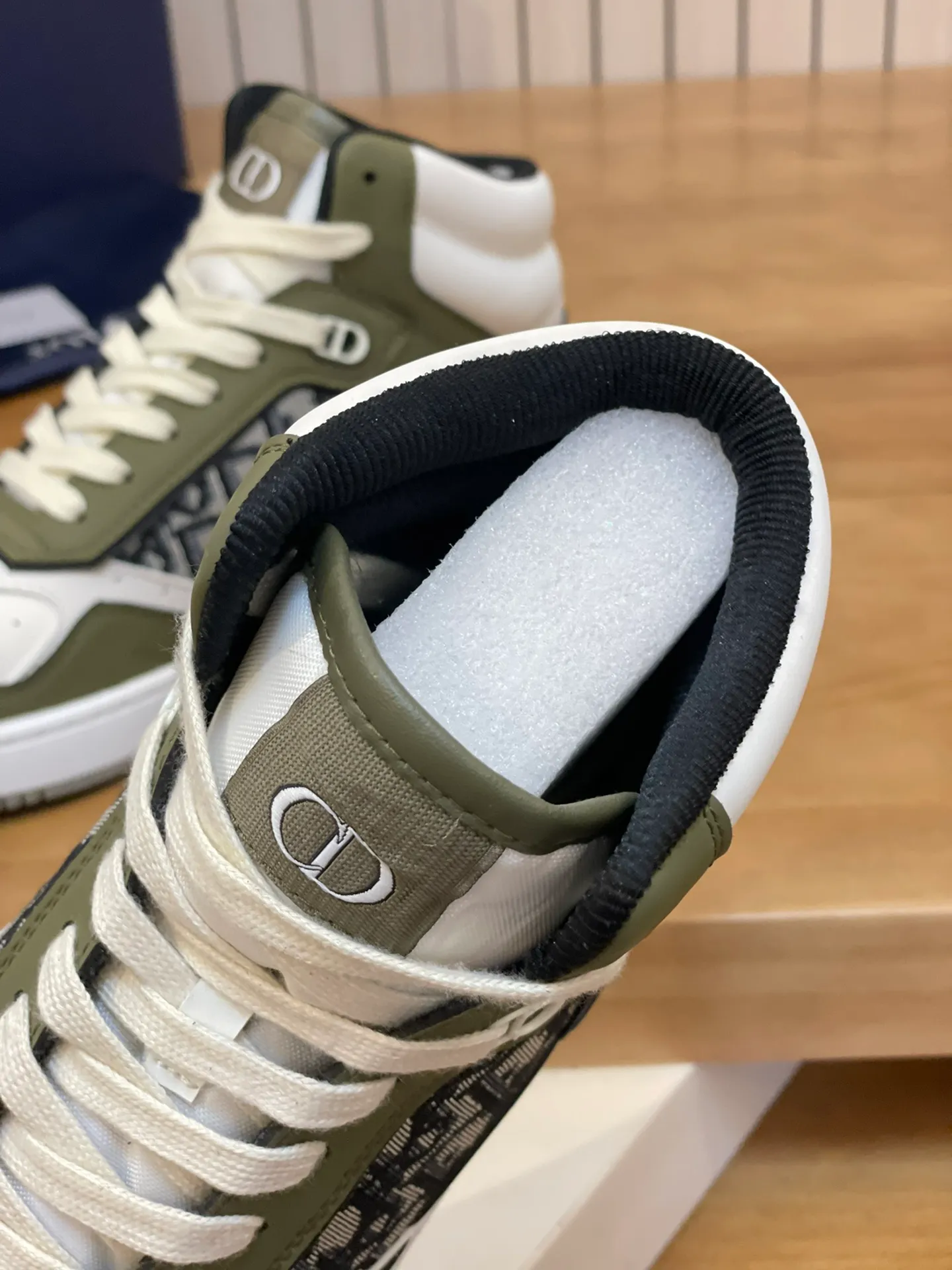 Men's shoes: 💰P460¥ Product trademark: Dior* "Dior*" high-top casual shoes Regular size: 38-44 (can be customized to 45.46) Product materials: Upper imported cowhide stitched with original fabric, breathable lining, original outsole. Number: 1006